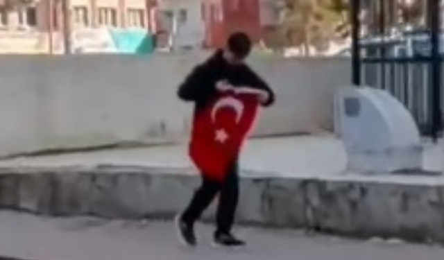 Yerdeki bayrağı koşarak aldı; o anlar kamerada