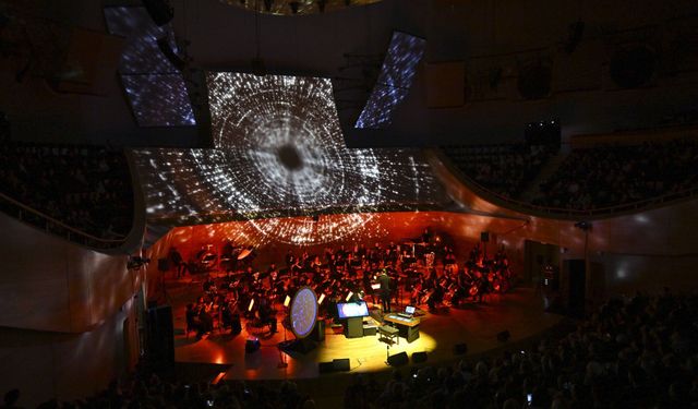 CSO, evrenin varoluşunu dijital enstrümanlarla anlatan "Kozmik Senfoni"nin Türkiye prömiyerini yaptı