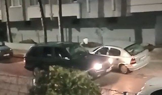 Camlarını kırdığı otomobile ışıklı çiçek buketi fırlattı; o anlar kamerada