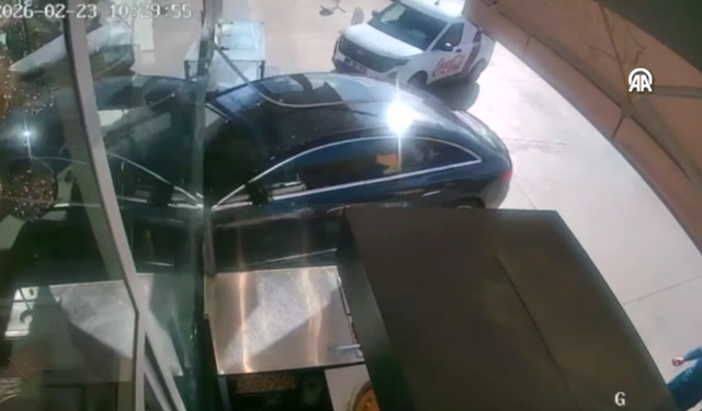 Başkentte kontrolden çıkan otomobil pastaneye girdi