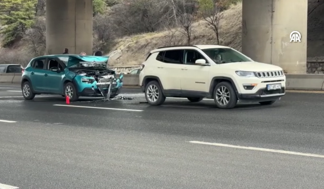 Başkentte seyir halindeki otomobil alev aldı