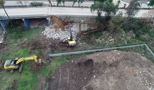 James Bond filmine sahne olan 64 yıllık köprüde yıkım çalışmaları başladı