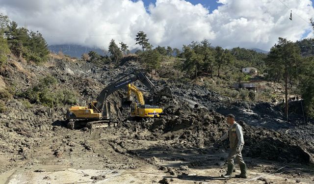 Muğla'da toprak kayması; yol ulaşıma kapatıldı