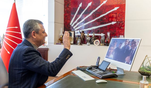 Özgür Özel, Adana'da Atatürk büstünü fırtınadan koruyan öğrencilerle görüştü