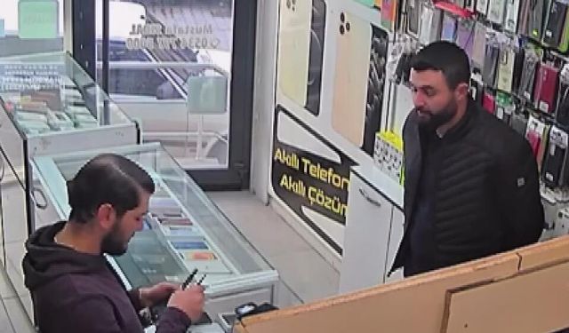 Tamire getirilen cep telefonunun bataryası patlayıp alev aldı