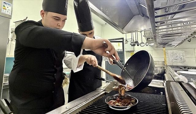 Turizm lisesi öğrencileri sahada iş hayatına hazırlanıyor