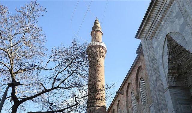 Bursa'daki tarihi Ulu Cami'ye "Kul hakkından sakın" yazılı mahya asılıyor