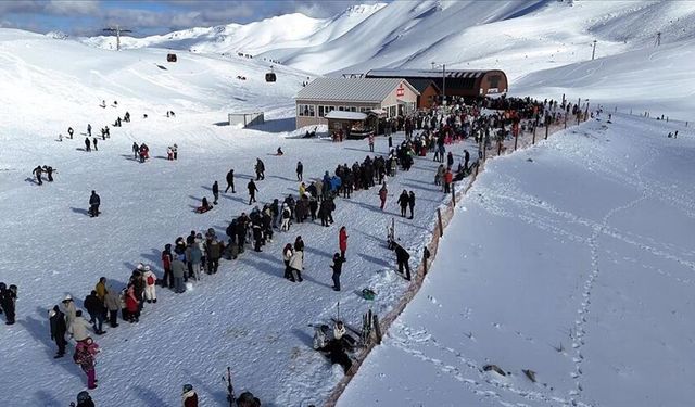 Davraz Kayak Merkezi hafta sonunda yaklaşık 24 bin kişiyi ağırladı