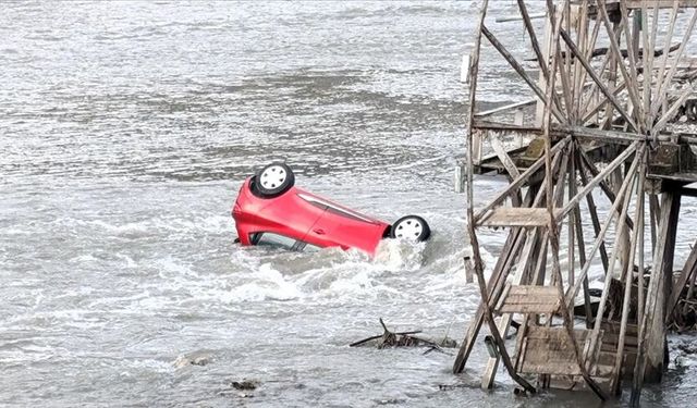 Amasya'da nehre düşen otomobildeki 2 kişi yaralandı