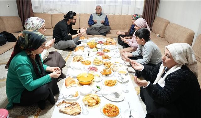 Akşam ezanının en erken okunduğu yerlerden Şemdinli'de ilk iftar yapıldı