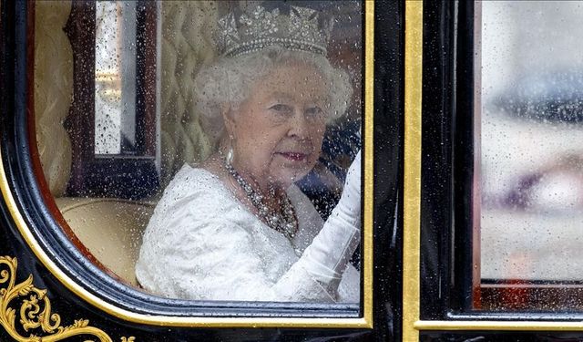 Kraliçe Elizabeth'in, Epstein mağduruna sus payı ödemesi için oğluna borç verdiği öne sürüldü