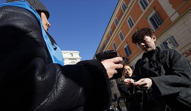 Roma'nın tarihi Trevi Çeşmesi turistler için ücretli hale geldi