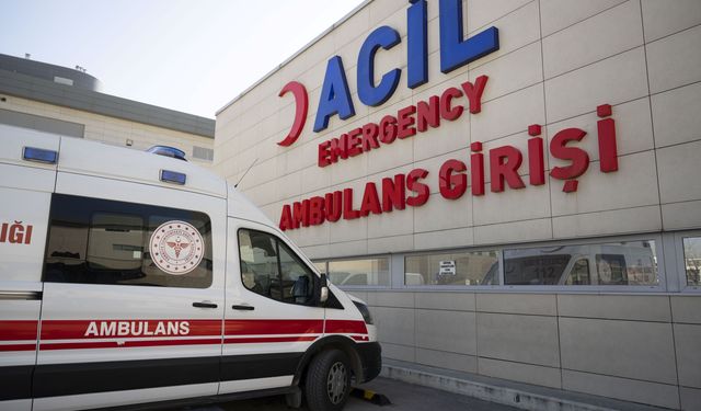 Acil servislerde saniyelerle yarışan sağlık ekipleri hayat kurtarıyor