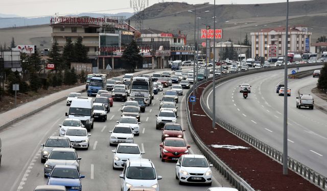 "Kilit Kavşak" Kırıkkale'de bayram trafiği yoğunluğu başladı