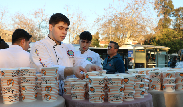 İzmir’de meslek lisesi öğrencilerinden kendi hazırladıkları yiyeceklerle bin kişilik iftar