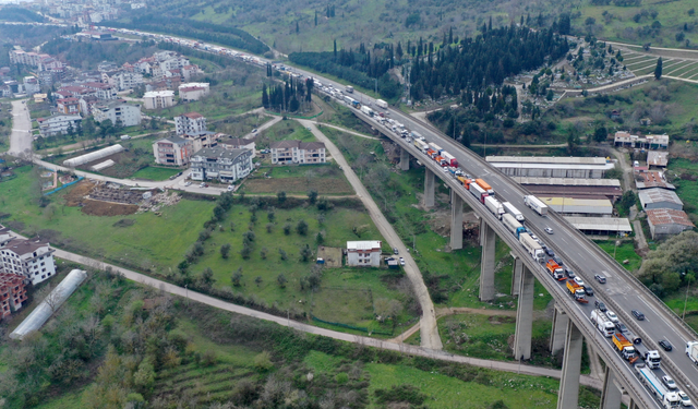 TEM’de 2 TIR ve 2 otomobil çarpıştı; araç kuyruğu dron kamerasında