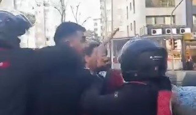 Kadıköy’de yol verme tartışmasında kamyonet şoförüne demir çubukla saldırdılar