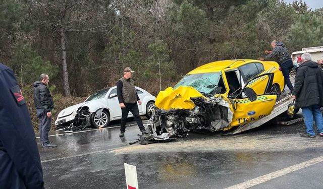 Sollama yapan taksiyle yolcu minibüsü çarpıştı: 1 ölü 4 yaralı