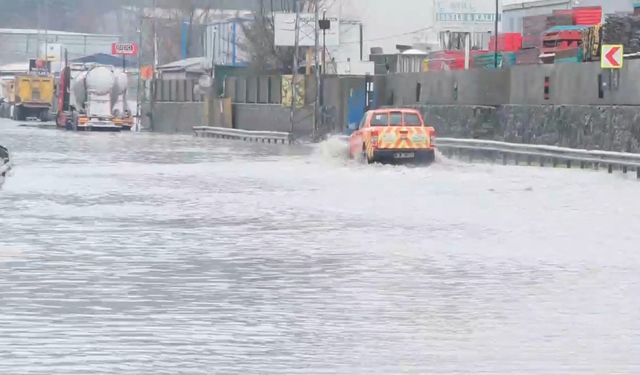 Sarıyer'de yollar göle döndü; sürücüler ilerlemekte güçlük çekti