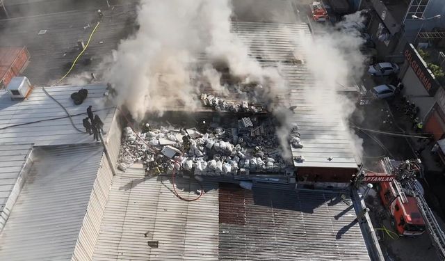 Zeytinburnu'nda yapı malzemeleri satan iş yerindeki yangın söndürüldü