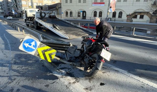 Avcılar’da bariyere çarpan motosiklet sürücüsü ağır yaralandı