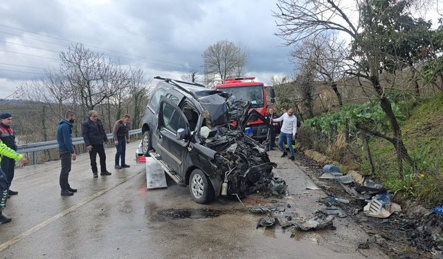 Hafif ticari araç ile kamyon çarpıştı: 2 ölü, 2 ağır yaralı