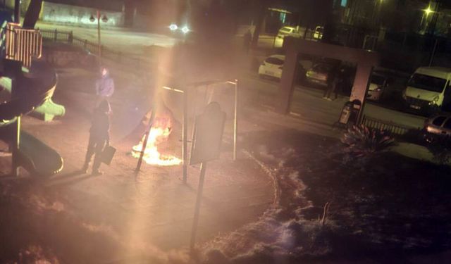 Parkta lastik yakıp, oyun gruplarına zarar verdiler; olay kamerada