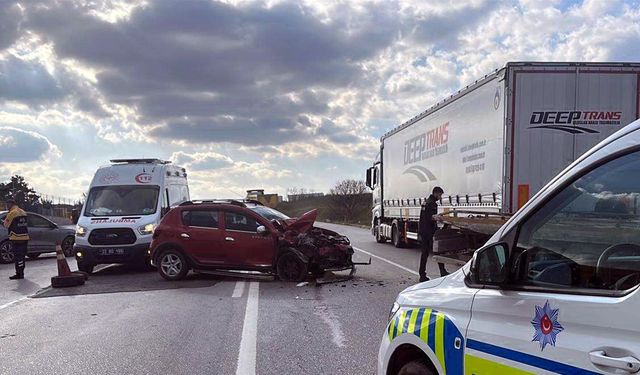 Park halindeki TIR'a çarpan otomobilin sürücüsü yaralandı