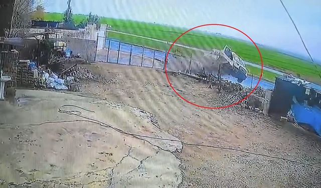 Tarım makinesi yüklü kamyonet yolda savruldu; 3 yaralı