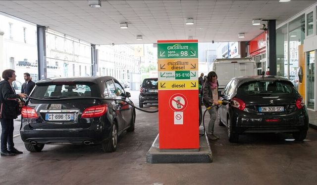 Fransa’da hükümetten yakıt fiyatlarındaki artıştan etkilenen sektörlere 70 milyon avro yardım