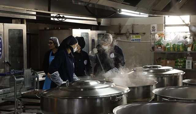 Aşçı adayı kız öğrenciler, ramazan sofralarını süslüyor