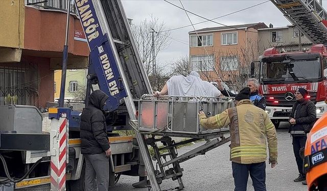 İstanbul'da 240 kiloluk obezite hastası, evinin 7. katından vinçle indirilerek hastaneye götürüldü