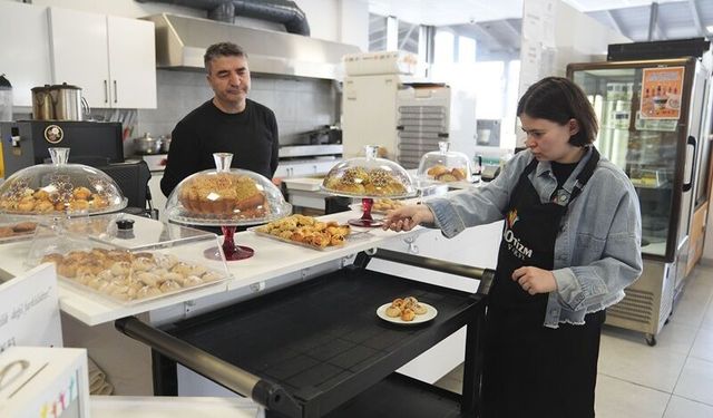 Otizmli bireyler kafede çalışarak hem öğreniyor hem sosyalleşiyor
