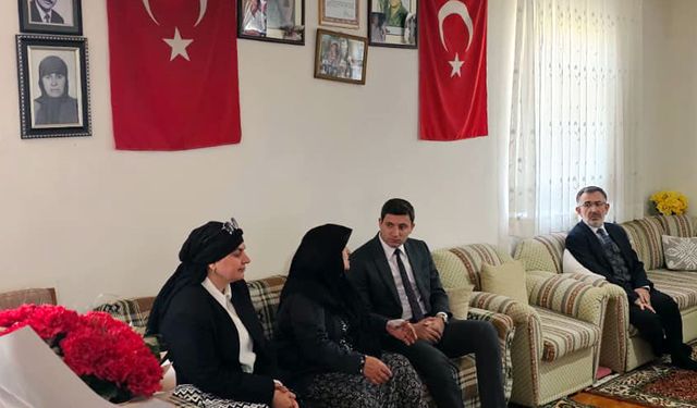 Güdül Kaymakamı Akar, şehit Akpınar'ın kabrini ve annesini ziyaret etti