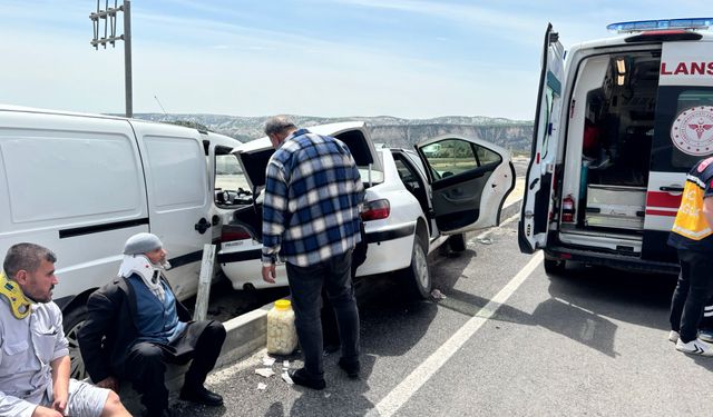 Adıyaman'da 2 otomobil çarpıştı; 6 yaralı