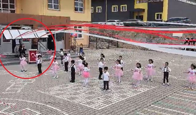 Anaokulu bahçesinde gösteri yapan öğretmen ve öğrencilerin üzerine tabela düştü