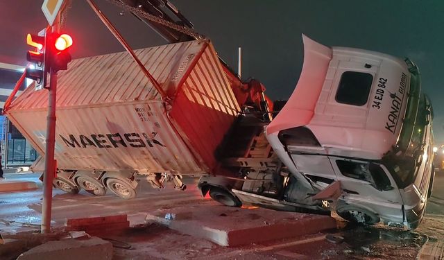 TIR devrildi, yol trafiğe kapandı