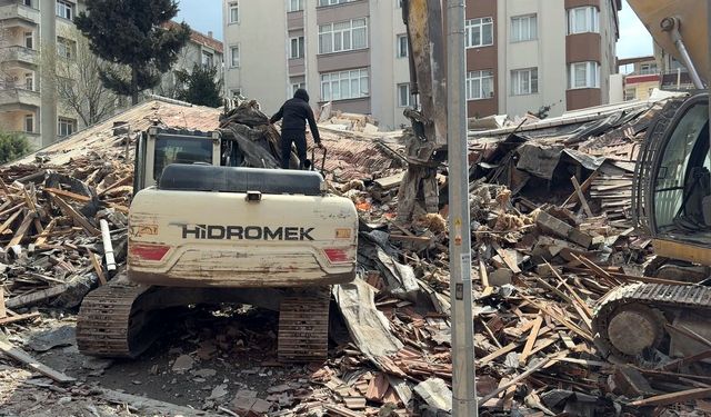 Avcılar'da kontrollü yıkım sırasında bina çöktü; operatör kıl payı kurtuldu