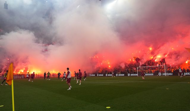 Galatasaray antrenmanda taraftarıyla buluştu