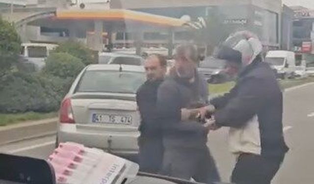 Ümraniye’de trafikte yumruklu kavga kamerada