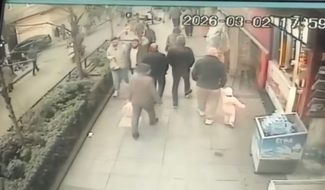 Kağıthane’de 16 yaşındaki ehliyetsiz sürücü yayaya çarptı; kız arkadaşını bırakıp kaçtı