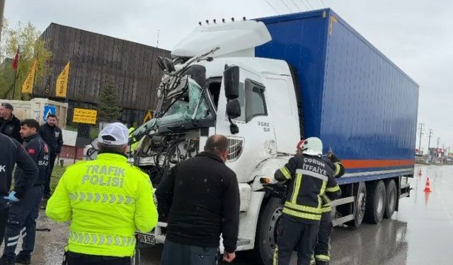 Kamyonda sıkışan şoförü, itfaiye ekipleri kurtardı