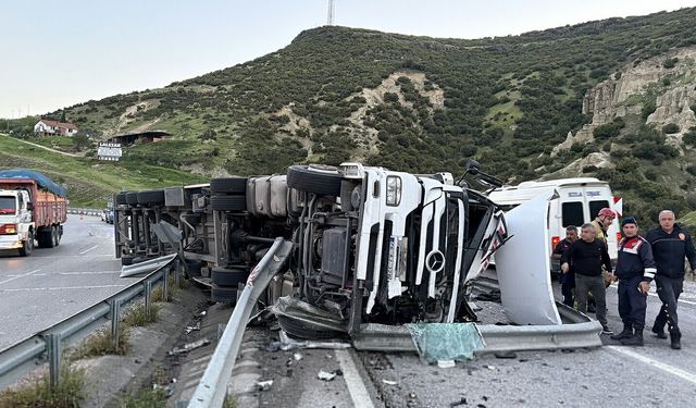 Devrilen TIR’ın sürücüsü yaralandı; ulaşımda aksama yaşandı
