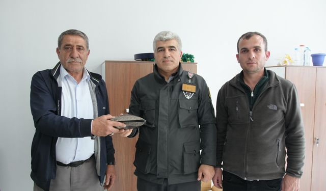 Otobüste unutulan içinde 600 bin liralık altın ve bir miktar para olan çanta sahibine ulaştırıldı