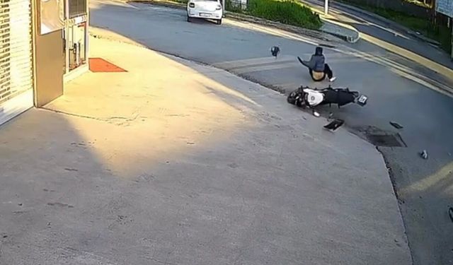 Sanayi sitesinde motosiklet ile otomobilin çarpıştığı kaza kamerada