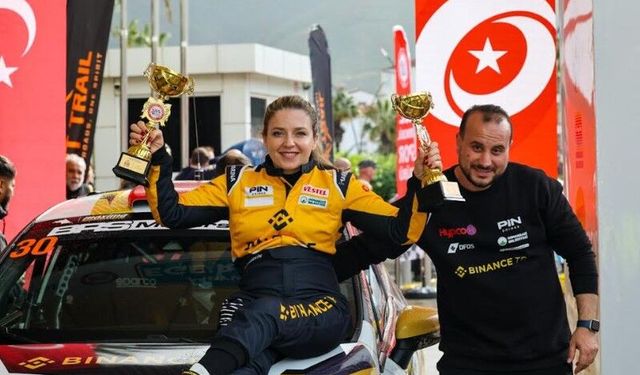 Türkiye'nin ilk engelli kadın pilotu Kübra Denizci Keskin'den podyumda çifte başarı