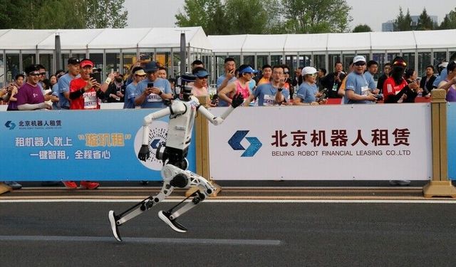 Çin'de insansı robotlar yarı maraton dünya rekorunu kırdı