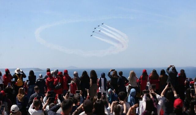 Türk Yıldızları, Çanakkale Şehitler Abidesi üzerinde gösteri uçuşu yaptı