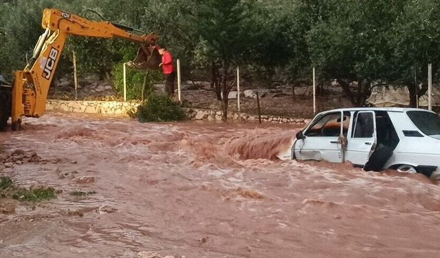 Adana'nın Kozan ilçesinde sağanak ve dolu etkili oldu