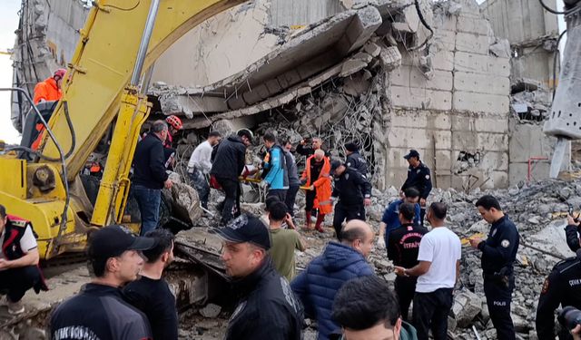 Yıkım sırasında enkazın altında kalan iş makinesinin operatörü yaralandı